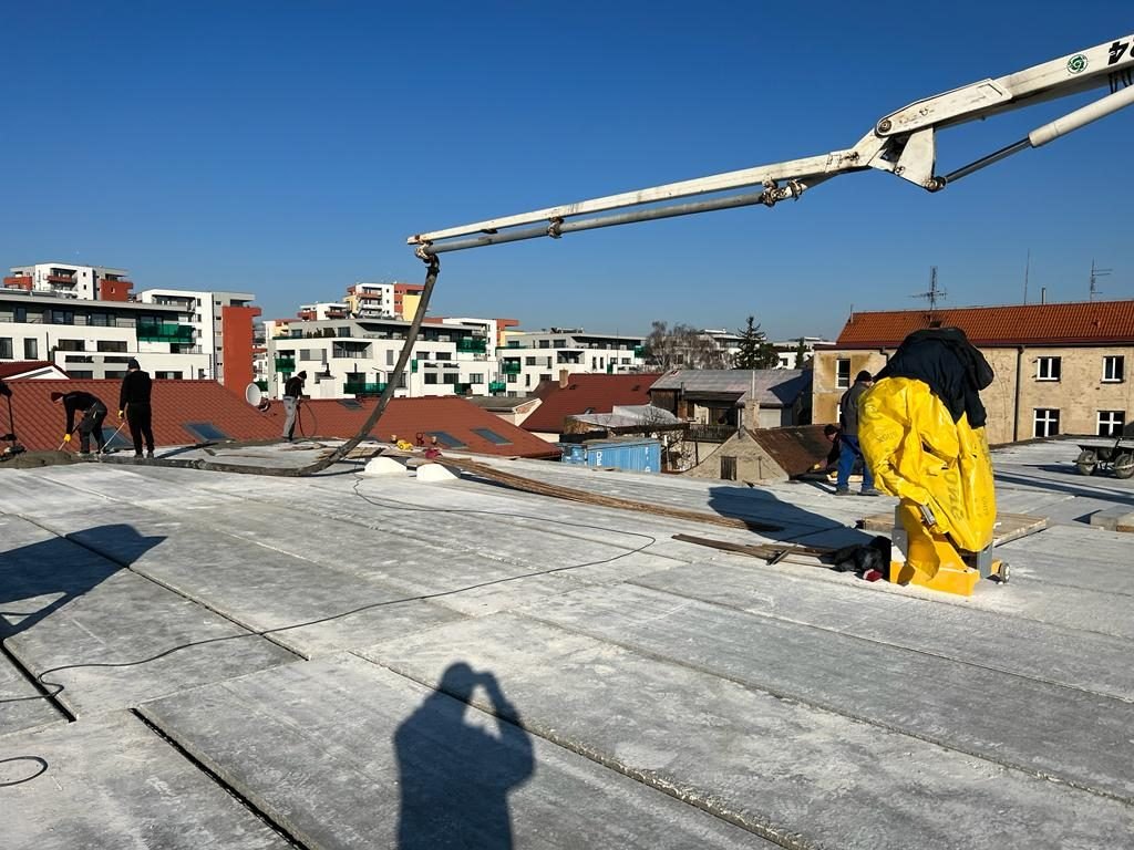 Ukládání betonu na stropní desku, rameno čerpadla nad stavbou