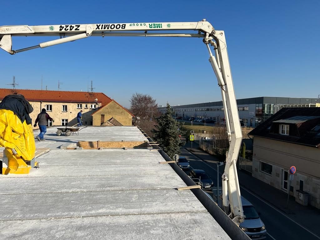 Betonování stropní desky pomocí ramena čerpadla betonu