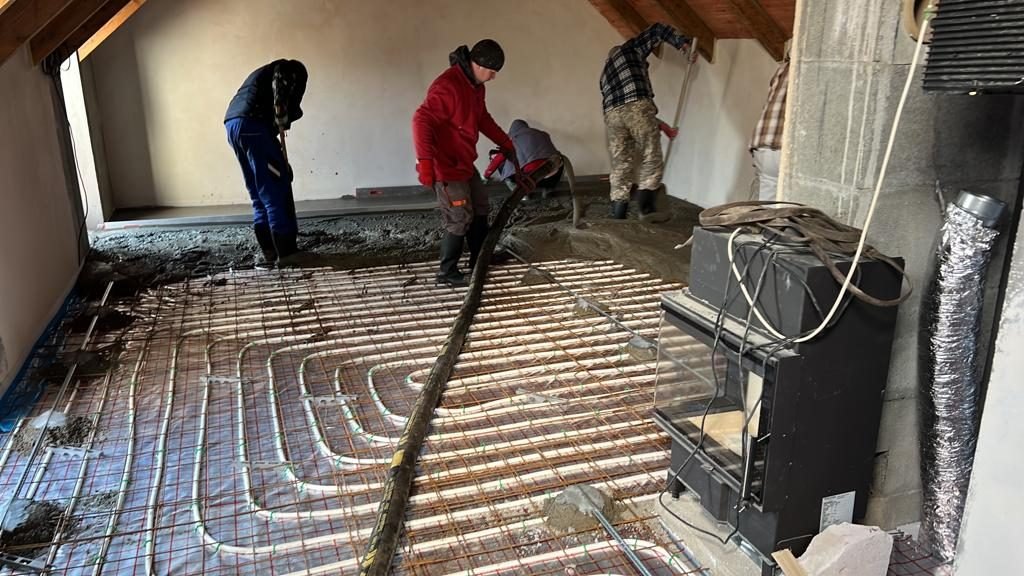 Čerpání betonu do interiéru na podlahové vytápění
