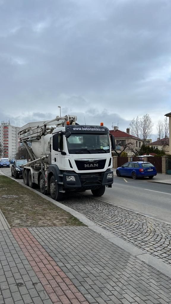Autodomíchávač MAN při přepravě betonové směsi v ulici