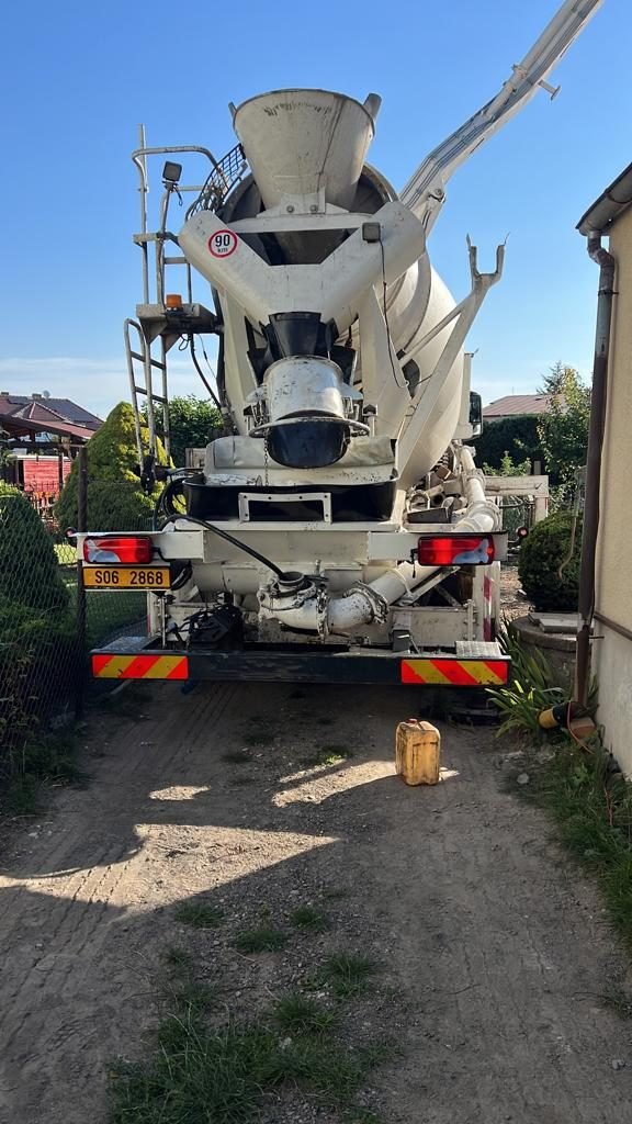 Zadní pohled na autodomíchávač se skluzem na staveništi